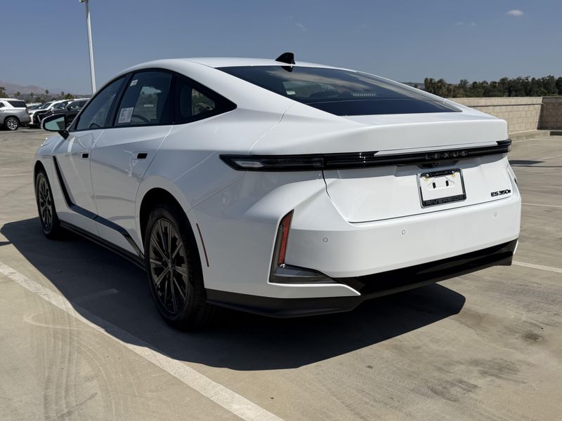 New 2026 Lexus ES 350e PremiumImage 8