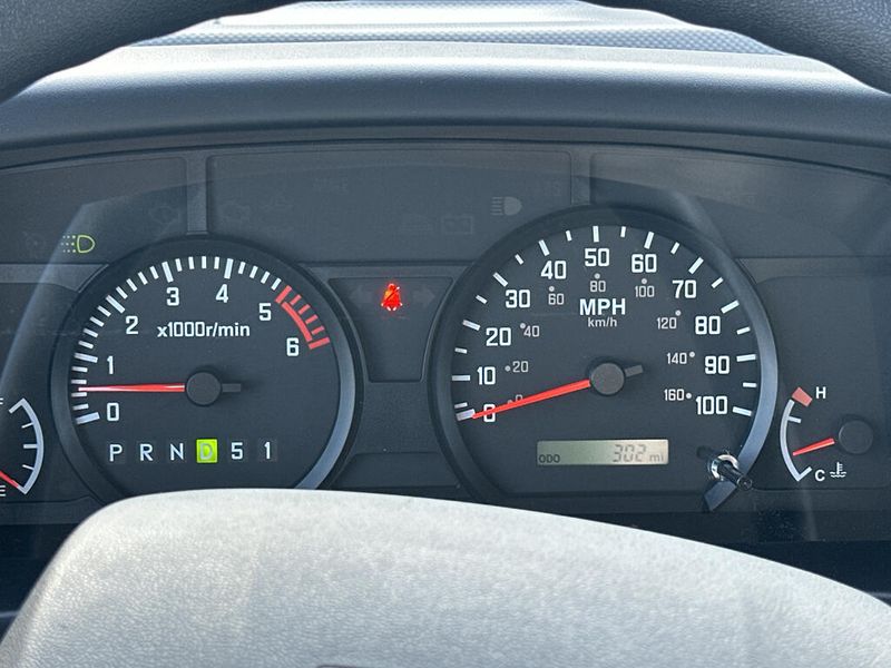 2025 Isuzu NPR photo 13