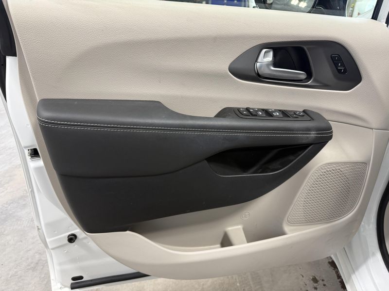 Used 2024 Chrysler Pacifica Touring LImage 17