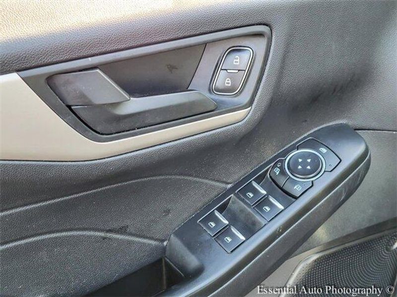 2022 Ford Escape SE photo 9