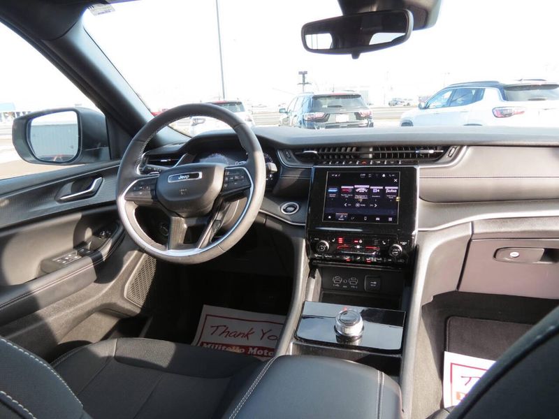 Used 2024 Jeep Grand Cherokee Laredo 4x4 4dr SUVImage 11