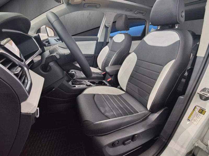 Used 2025 Volkswagen Taos SEL AWD w/Sunroof/NavImage 13