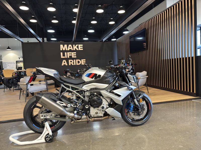 2025 BMW M 1000 R - WHITE ALUMINUM METALLIC MATTE  