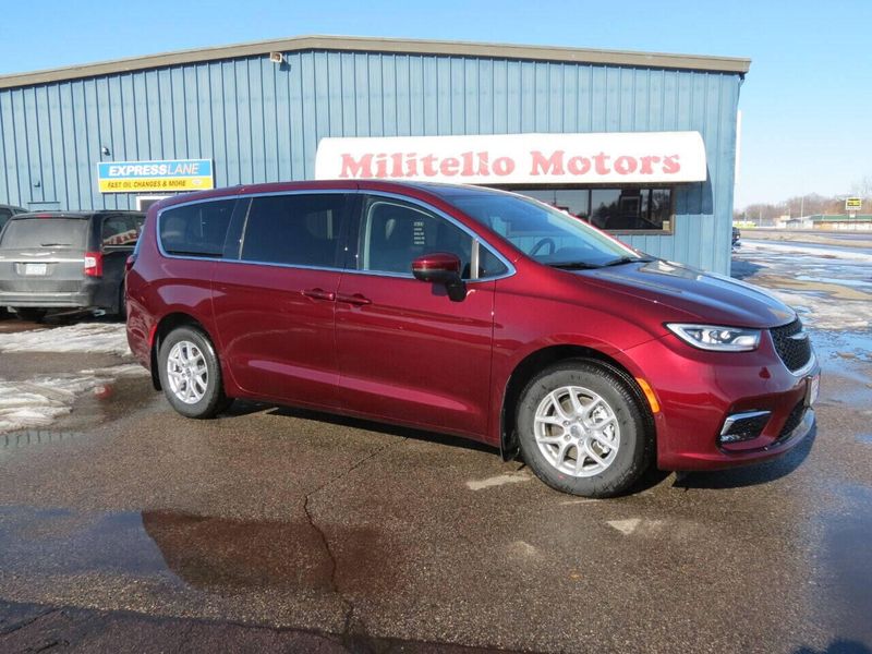 Used 2023 Chrysler Pacifica Touring L 4dr Mini VanImage 2