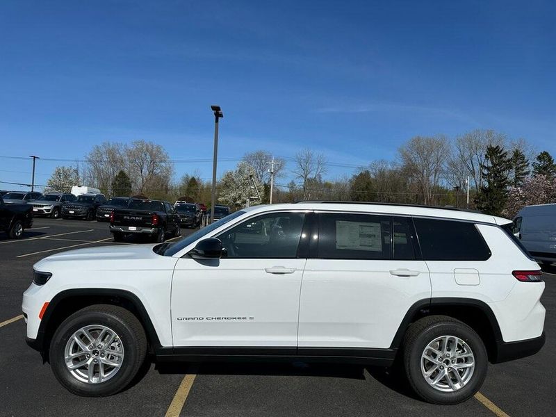 2025 Jeep Grand Cherokee Laredo photo 4