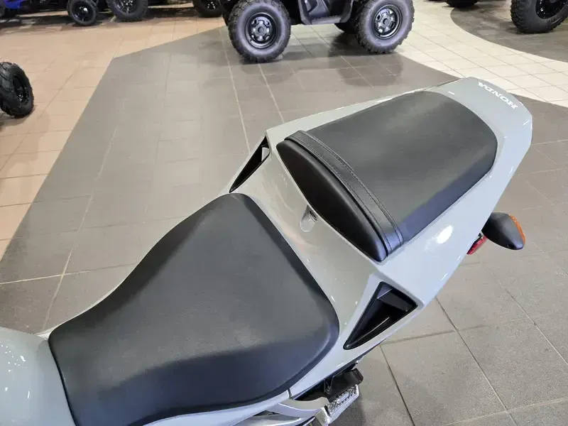 2025 Honda CBR600RR ABS DEEP PEARL GRAY Image 15
