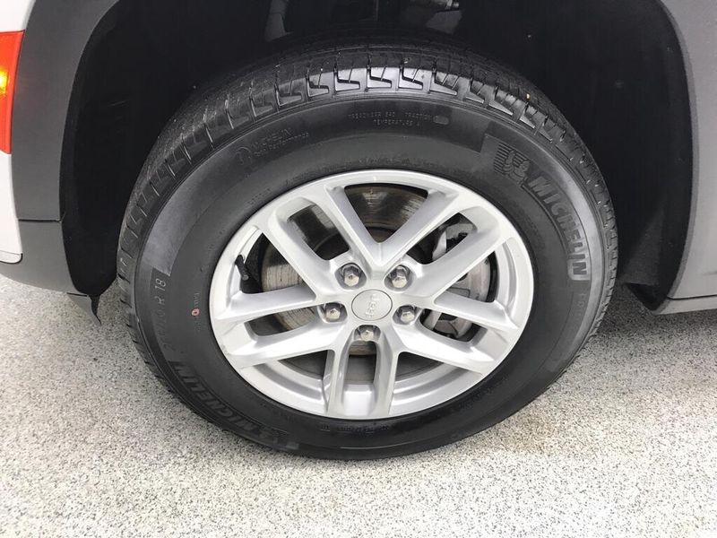 Used 2023 Jeep Grand Cherokee L LaredoImage 7