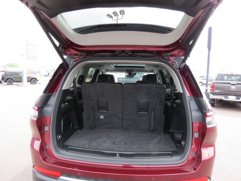 2022 Jeep Grand Cherokee L Limited 4x4 4dr SUVImage 32