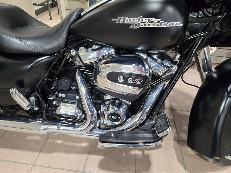 2017 HARLEY STREET GLIDE BASEImage 9