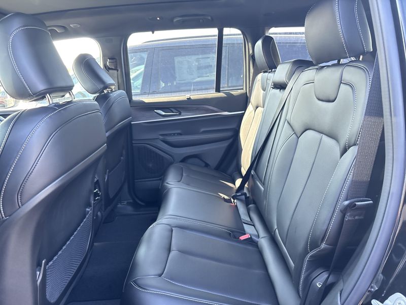 New 2025 Jeep Grand Cherokee Limited 4x4Image 16