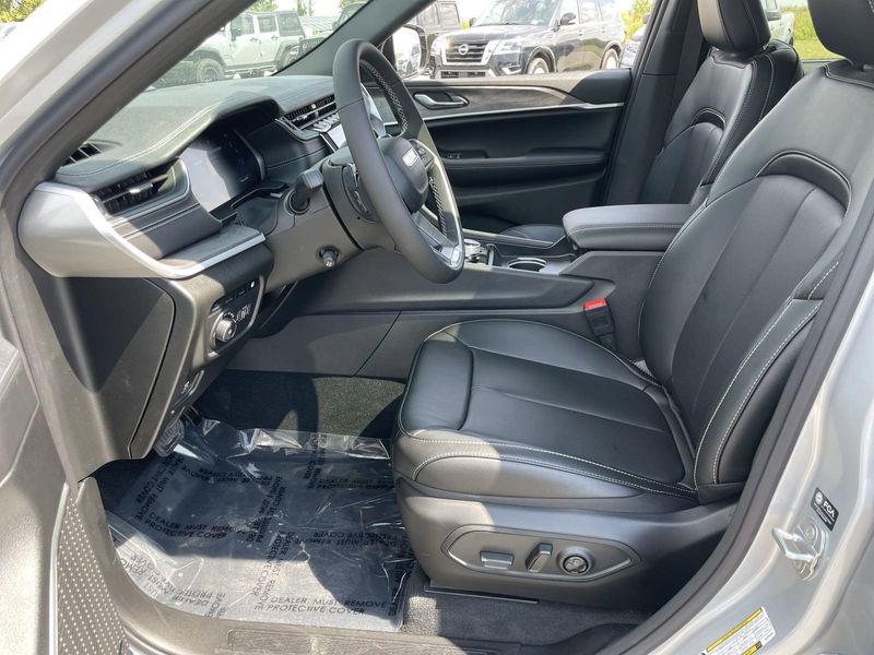 2024 Jeep Cherokee 4xe Anniversary Edition Sport photo 10