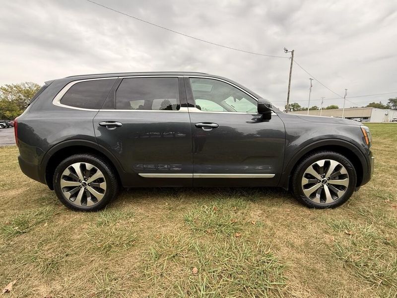 2020 Kia Telluride S photo 2