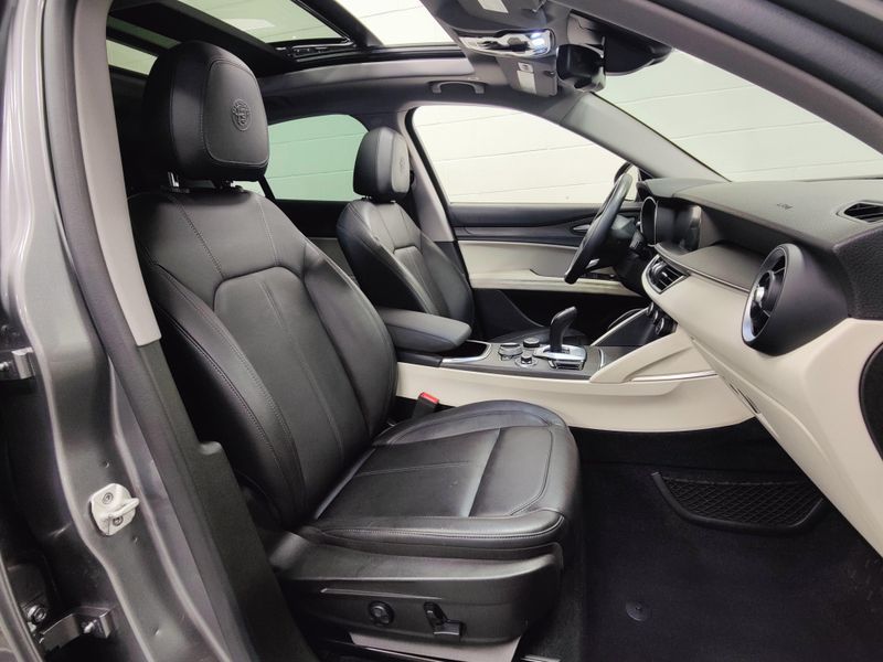 Used 2020 Alfa Romeo Stelvio Ti AWD w/Sunroof & NavImage 4