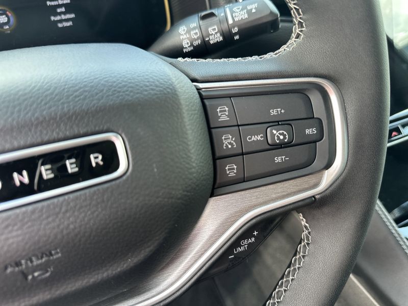 2025 Jeep Wagoneer Carbide 4x4Image 29