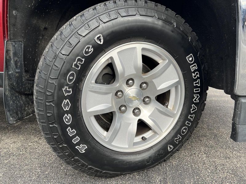 2018 Chevrolet Silverado 1500 LT photo 2