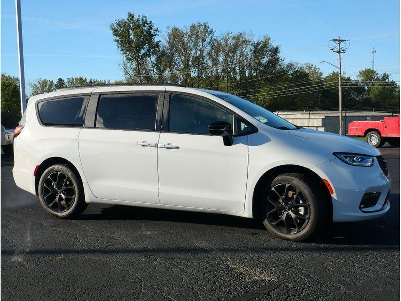 2024 Chrysler Pacifica Limited AwdImage 8