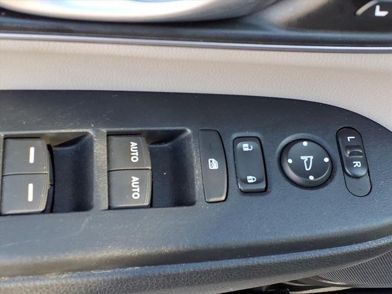 Used 2021 Honda CR-V Hybrid TouringImage 12