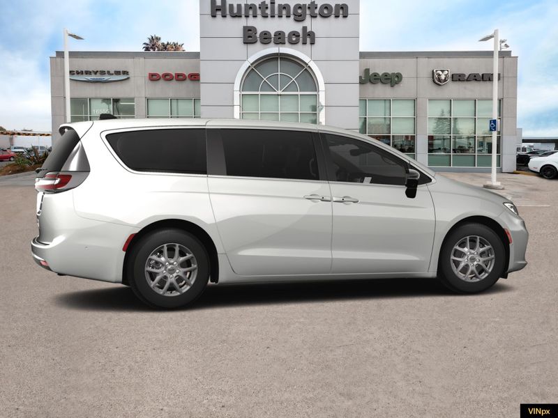 2024 Chrysler Pacifica Touring LImage 15