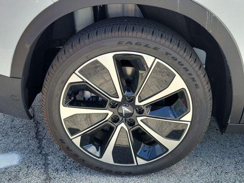 2025 Vinfast VF 8 8 photo 4