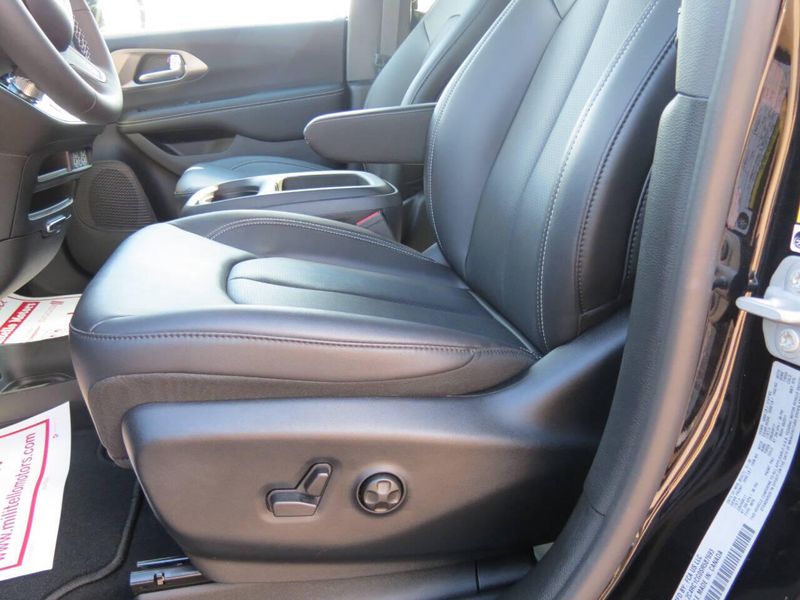 New 2025 Chrysler Voyager LX 4dr Mini VanImage 8