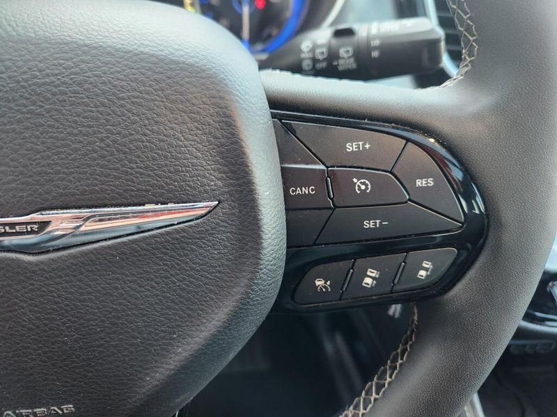 Used 2025 Chrysler Pacifica Limited S