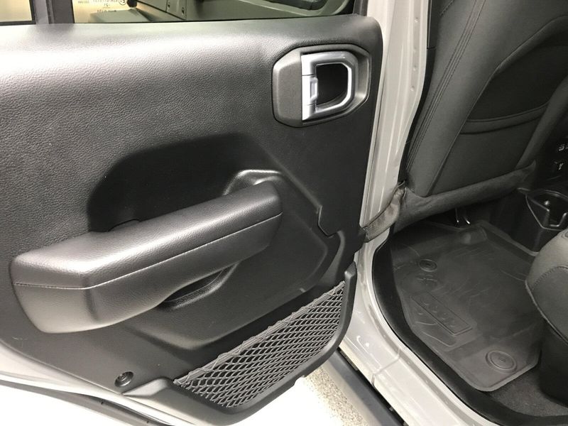 2021 Jeep Gladiator Willys photo 16