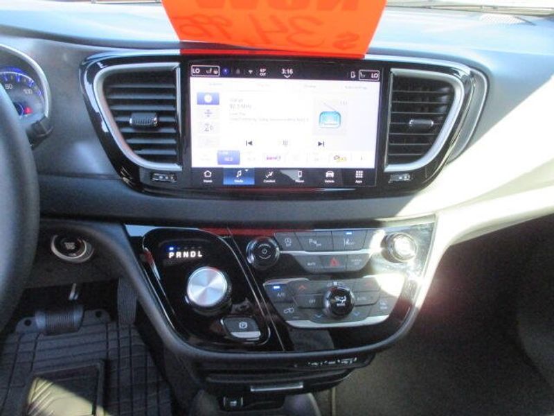 Used 2025 Chrysler Pacifica SelectImage 19