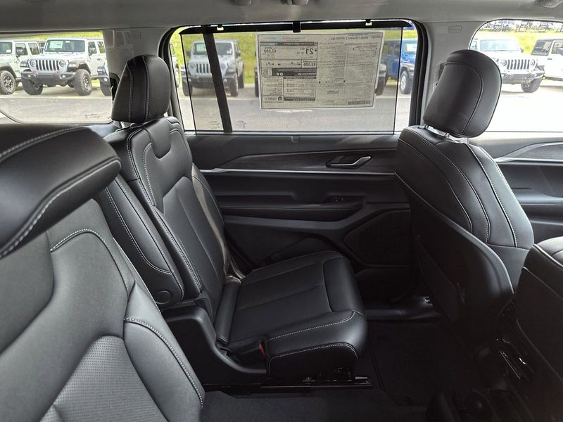 2023 Jeep Grand Cherokee L Limited 4x4Image 26