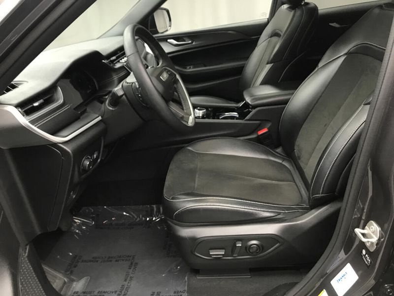 Used 2023 Jeep Grand Cherokee AltitudeImage 9