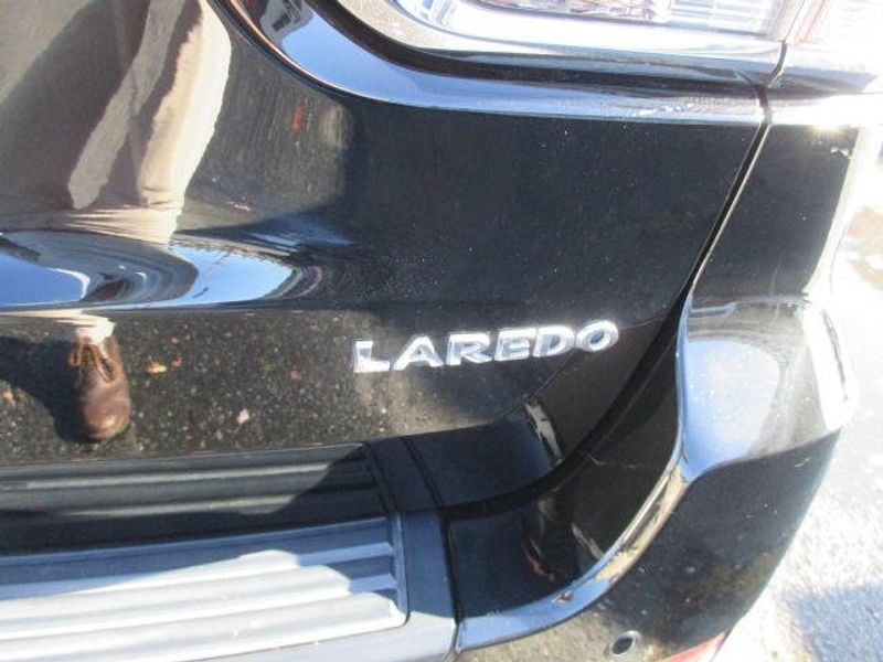 Used 2017 Jeep Grand Cherokee LaredoImage 10