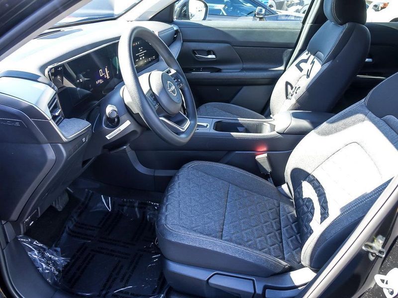 2025 Nissan Kicks SV photo 4