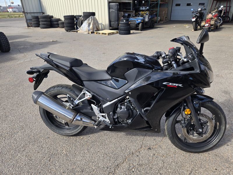 USED 2015 HONDA CBR 300R Image 2