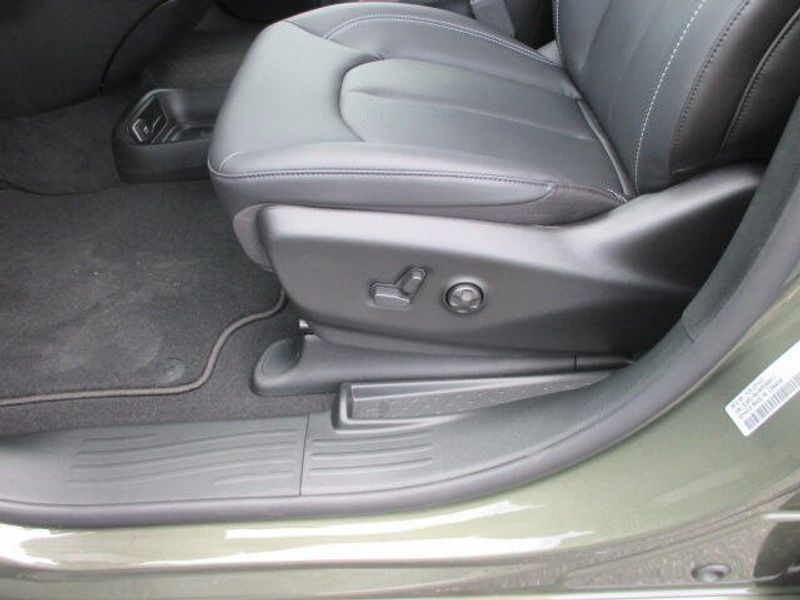 New 2027 Chrysler Pacifica SelectImage 18
