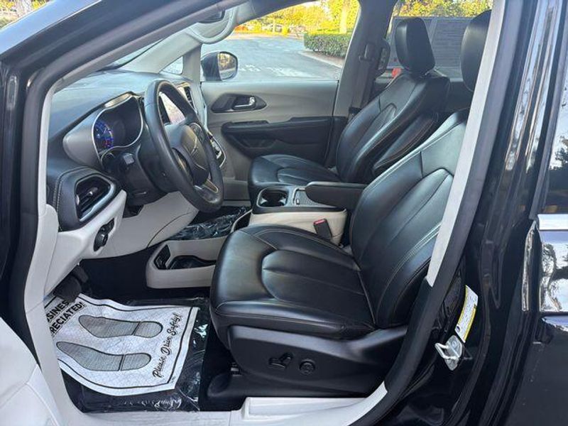 Used 2023 Chrysler Pacifica Hybrid Touring LImage 9