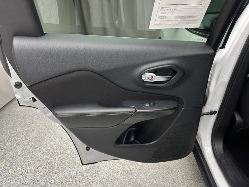 Used 2015 Jeep Cherokee LatitudeImage 12