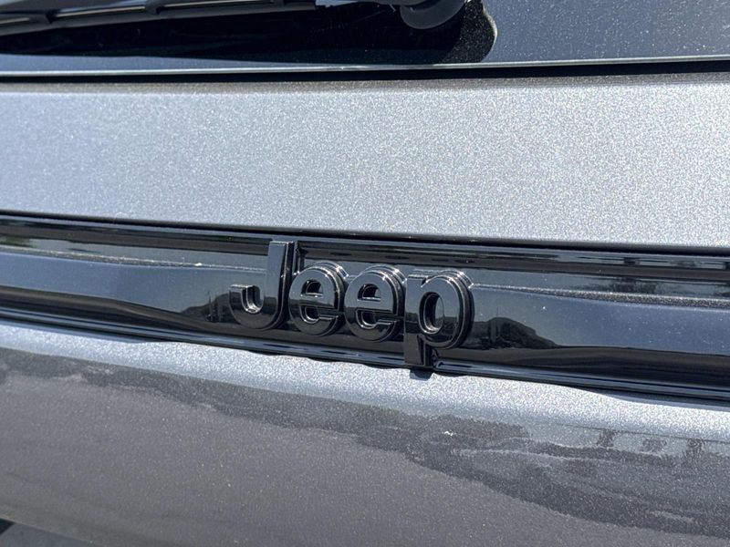 New 2026 Jeep Grand Cherokee Laredo Altitude 4x2