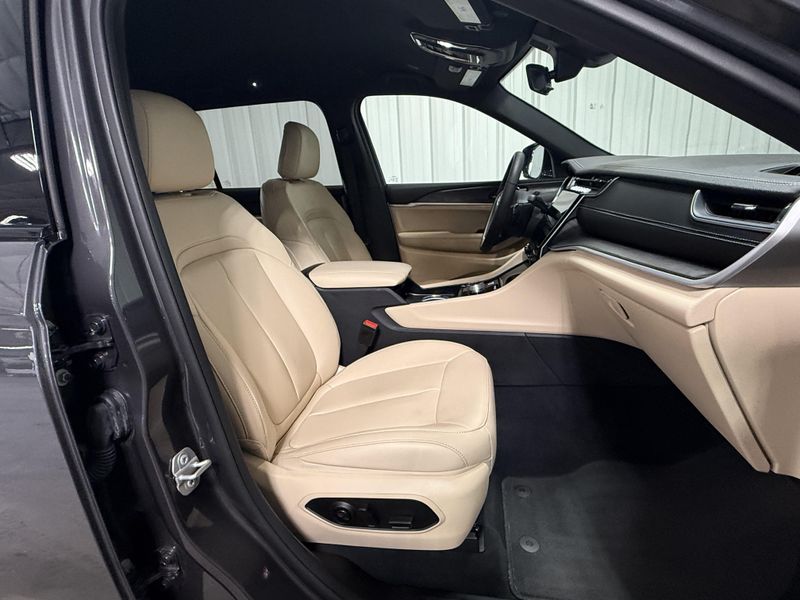 Used 2025 Jeep Grand Cherokee L LimitedImage 12