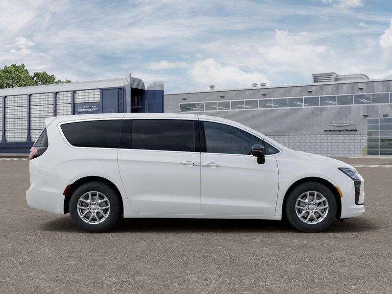 New 2027 Chrysler Pacifica SelectImage 12