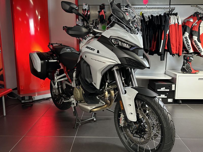 2023 Ducati MULTISTRADA V4S in a ICEBERG WHITE exterior color. Cross Country Cycle 201-288-0900 crosscountrycycle.net 