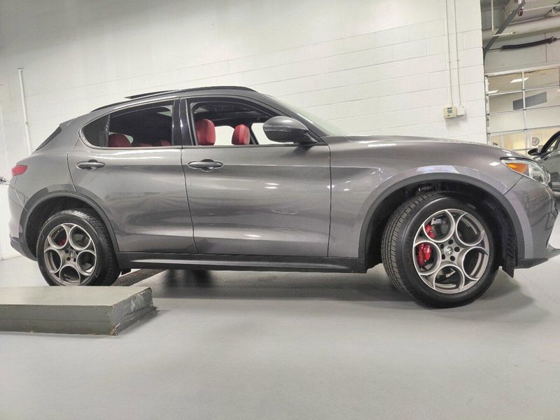 2022 Alfa Romeo Stelvio Sprint AWD w/Sunroof & Sport PkgImage 3