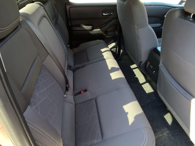 Used 2025 Nissan Frontier SVImage 12