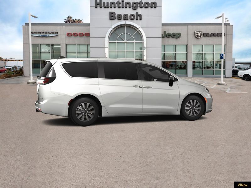 2025 Chrysler Pacifica Hybrid SelectImage 14