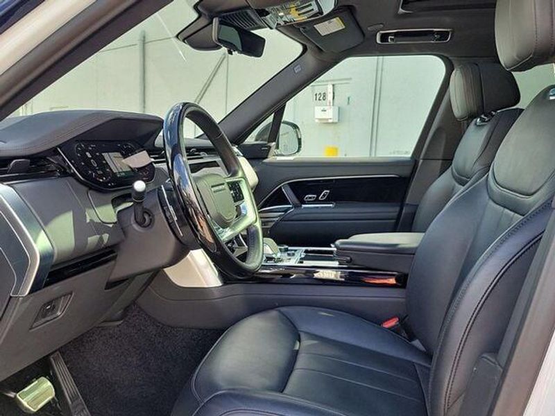 2023 Land Rover Range Rover SE photo 18