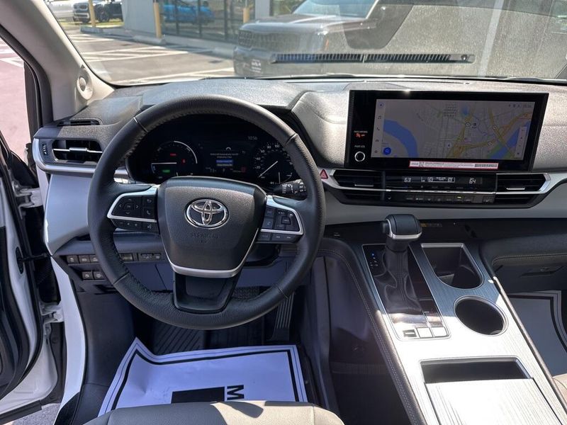 2025 Toyota Sienna XLEImage 28