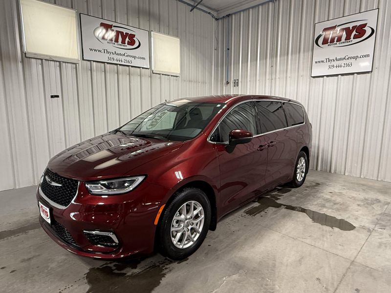 Used 2023 Chrysler Pacifica Touring LImage 16