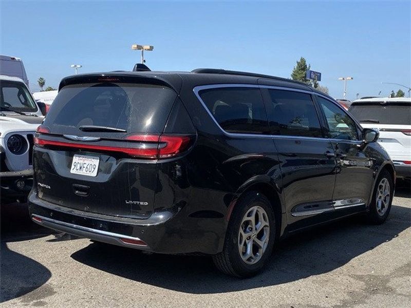 2022 Chrysler Pacifica LimitedImage 3