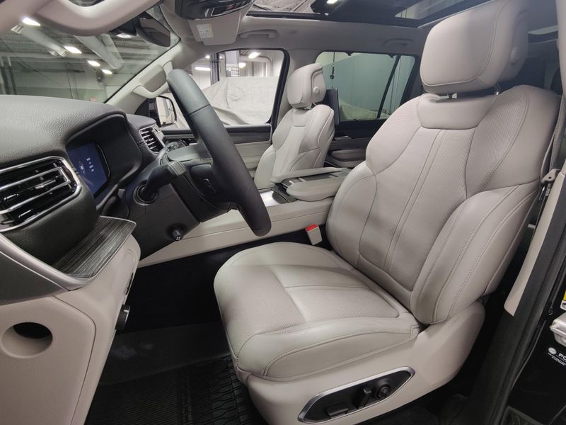 2024 Jeep Wagoneer Series III Premium 4x4 w/Conv/RSEImage 17