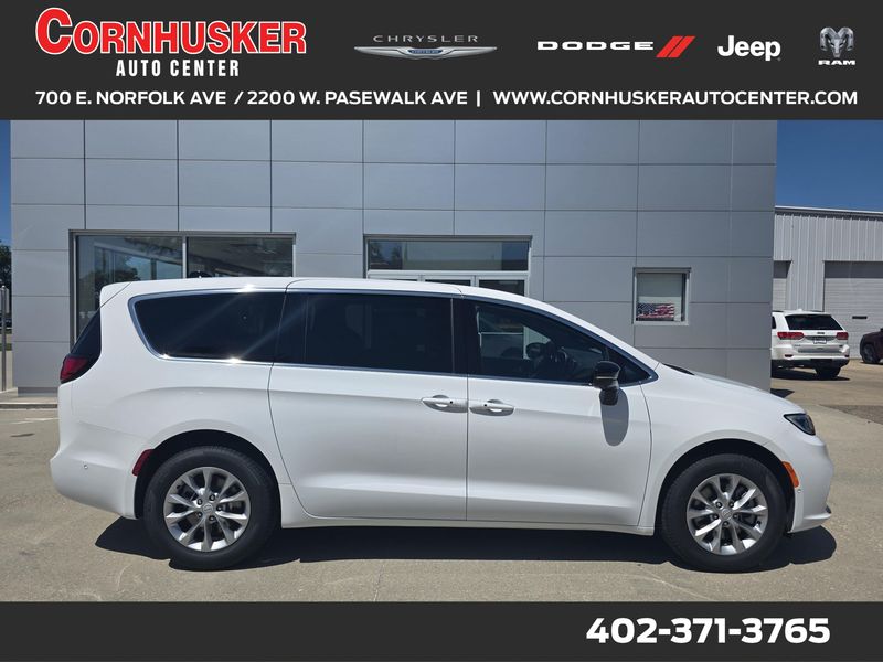 New 2025 Chrysler Pacifica SelectImage 1