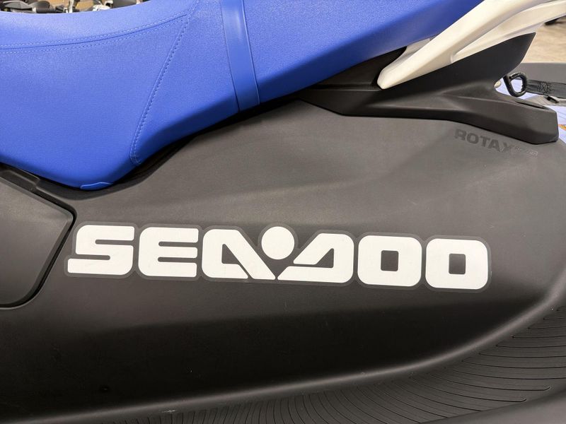 New 2025 Sea Doo SPARK FOR 3 90 CONVENIENCE PACKAGE (SOUND SYSTEM) Image 21