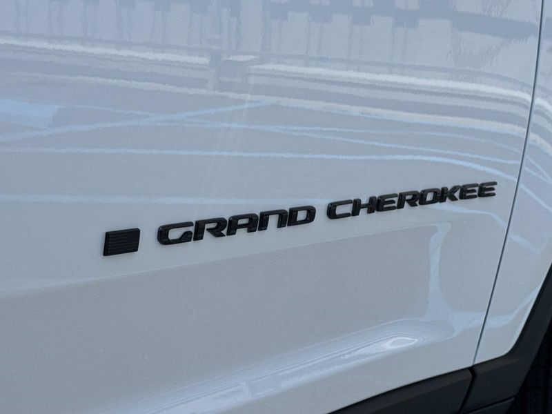 New 2026 Jeep Grand Cherokee Laredo Altitude 4x2